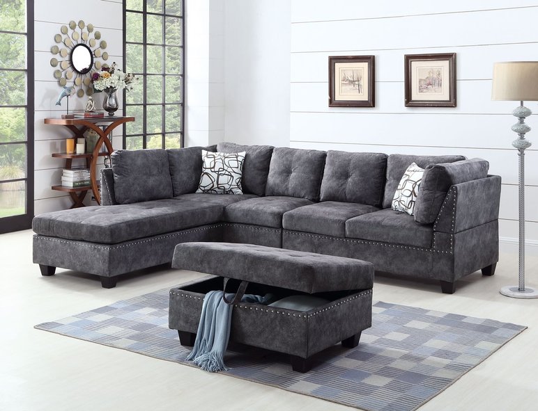Canapé sectionnel en tissu gris avec repose-pieds intégré dans un salon moderne Canapé sectionnel en tissu gris avec détails cloutés, repose-pieds avec rangement, et coussins décoratifs, dans un salon lumineux et moderne