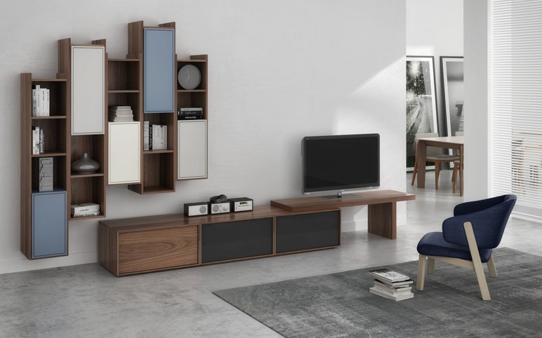 Salon moderne avec mobilier en bois et rangements design de chez Maison Tessier Salon contemporain avec meuble télé en bois, étagères murales au design géométrique avec touches de bleu et blanc, chaise élégante bleu marine et décoration minimaliste de chez Maison Tessier