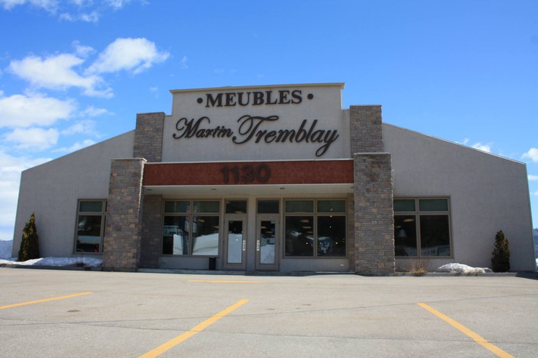 Façade du commerce Meubles Martin Tremblay à Baie-Saint-Paul, avec enseigne distinctive et stationnement devant l’entrée principale