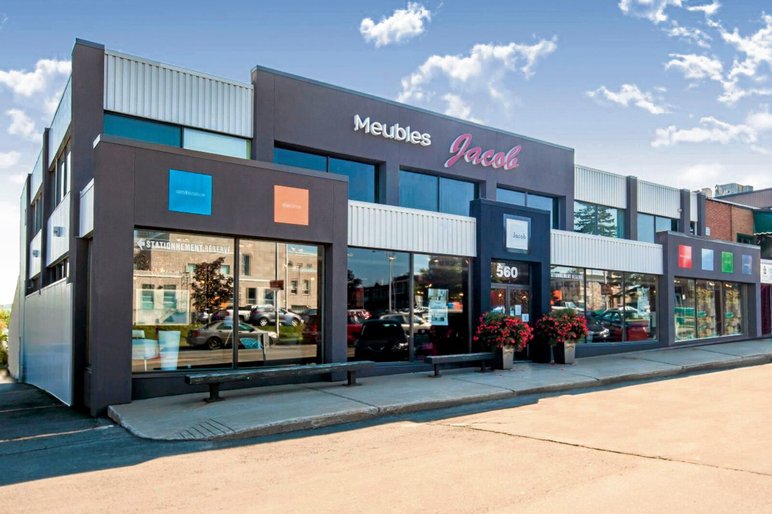 Façade du magasin Meubles Jacob Devanture du magasin Meubles Jacob, avec ses grandes vitrines modernes et son enseigne emblématique.