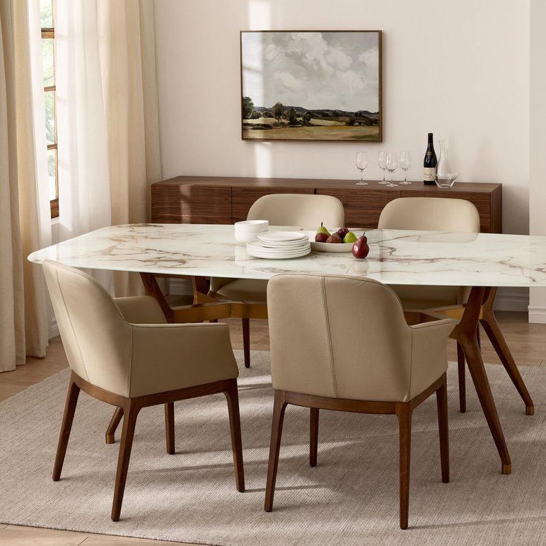 Table a Manger pour 4 Personnes en Marbre blanc Salle à manger moderne avec table en marbre blanc, chaises rembourrées beige et pieds en bois, buffet en bois et décoration lumineuse.