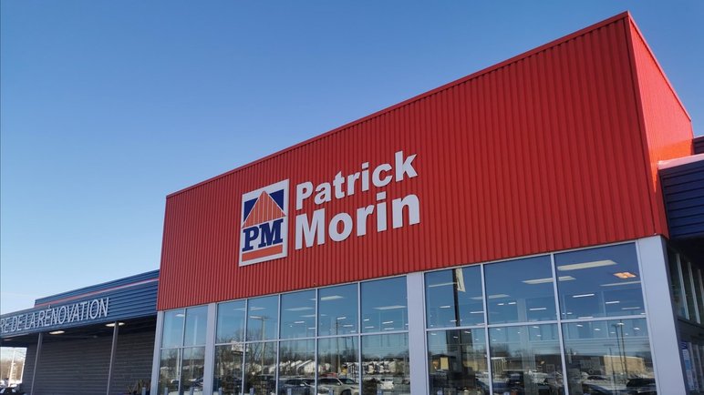 Façade d’un Magasin Patrick Morin Avec Logo Sur un Mur Rouge Façade d’un magasin Patrick Morin avec logo sur un mur rouge, spécialisé dans la rénovation et les matériaux de construction au Québec.