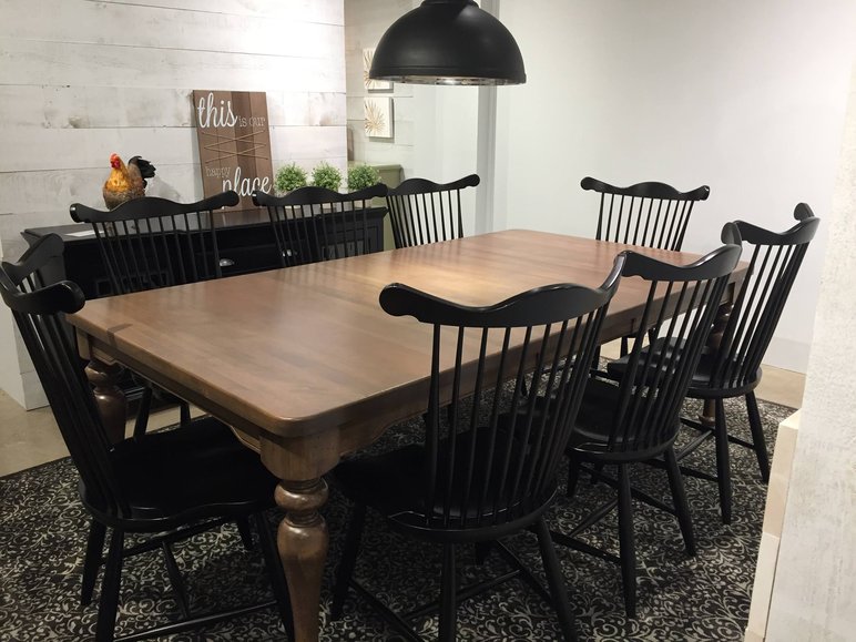 Salle à Manger au Style Farmhouse Avec Grande Table en Bois Massif de Chez Poitras Meubles et Design Salle à manger au style farmhouse avec grande table en bois massif et chaises noires Windsor, éclairée par une suspension noire de chez Poitras Meubles et Design.