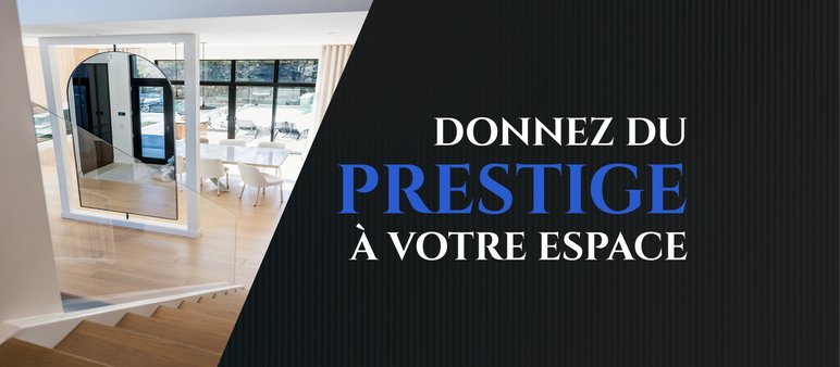 Intérieur moderne avec grand miroir décoratif et escalier en bois, accompagné du slogan « Donnez du prestige à votre espace » de l’entreprise Prestiverre.