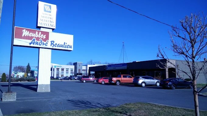 Façade du magasin Meubles André Beaulieu avec enseigne extérieure et stationnement.