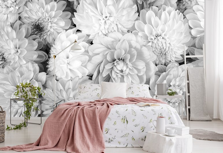 Murale florale géante en noir et blanc, design par Muralunique Murale florale géante en noir et blanc avec dahlias dans une chambre moderne et lumineuse, design par Muralunique