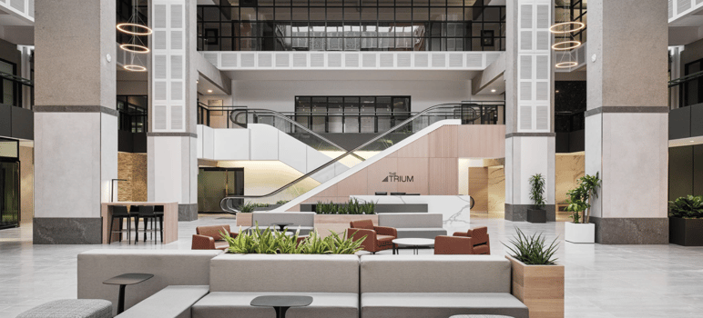 Hall d’entrée du bâtiment The Trium signé Pappas Design Studio Hall d’entrée du bâtiment The Trium, avec escalier mécanique, mobilier moderne et design intérieur signé Pappas Design Studio