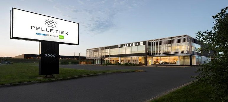 Façade du magasin Pelletier Déco Surfaces à Québec avec enseigne extérieure et stationnement au coucher du soleil