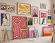 Mur décoratif avec une galerie éclectique d'affiches artistiques et colorées de styles variés, posées et accrochées en disposition asymétrique, dans un intérieur moderne et chaleureux avec tabourets en bois clair sur EtsyCA Pinterest
