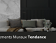 Salon moderne avec revêtements muraux tendance incluant mur en marbre blanc et panneaux noirs texturés, canapé beige avec coussins décoratifs, table noire et accessoires contemporains — image design par Muraluxe.
