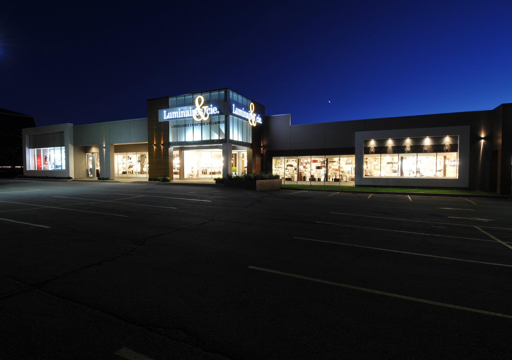 Façade du magasin Luminaires & cie éclairée en soirée Façade du magasin Luminaires & cie éclairée en soirée, spécialisé en solutions d’éclairage haut de gamme au Québec