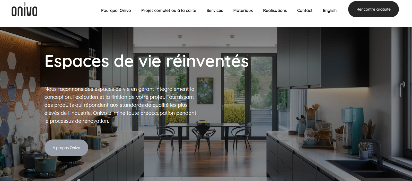 Page d’accueil du site Onivo Page d’accueil du site Onivo présentant une cuisine moderne avec un grand îlot central, des armoires sombres, un mur décoratif en carreaux hexagonaux et une grande baie vitrée donnant sur un jardin.