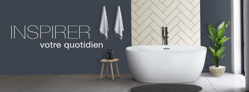 Salle de bain moderne, revêtement mural - Tassili Salle de bain moderne avec baignoire autoportante blanche, mur en céramique style chevron, revêtement mural Tassili et décoration épurée