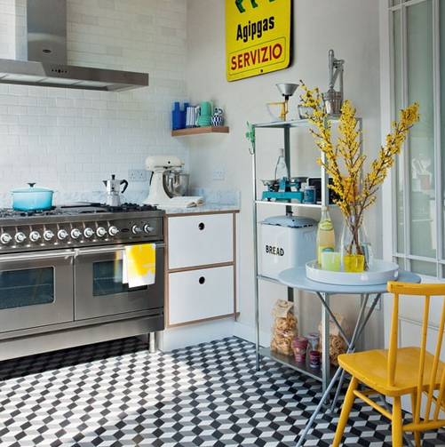 Il suffit parfois de trois fois rien pour créer un effet WOW géant dans n’importe quelle petite cuisine! SOURCE: http://housetohome.media.ipcdigital.co.uk/