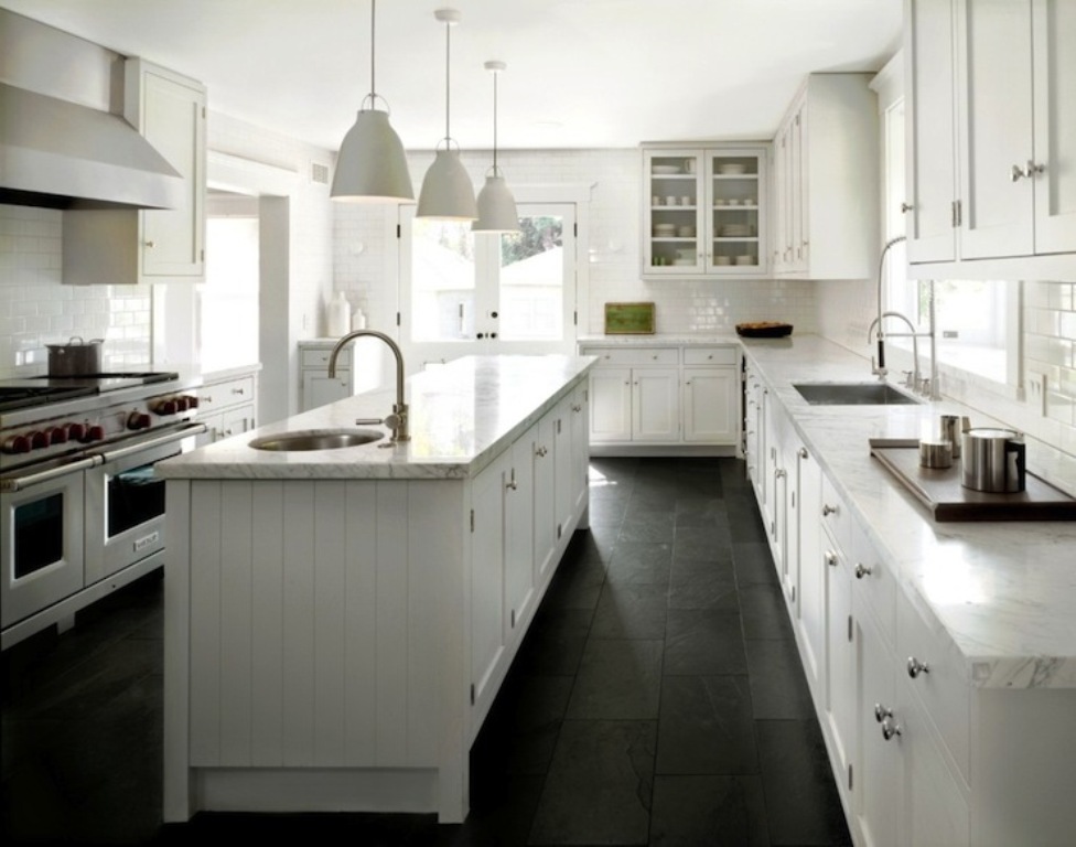 Le plancher de cuisine occupe une large part de la pièce. Un impact visuel important à ne pas négliger! SOURCE: http://vedst.com