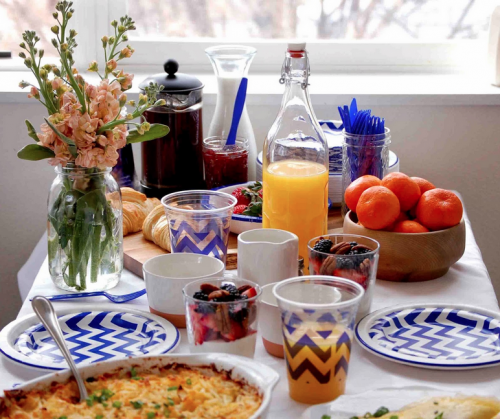 Une petite table invitante, en toute simplicité! SOURCE: http://1.bp.blogspot.com