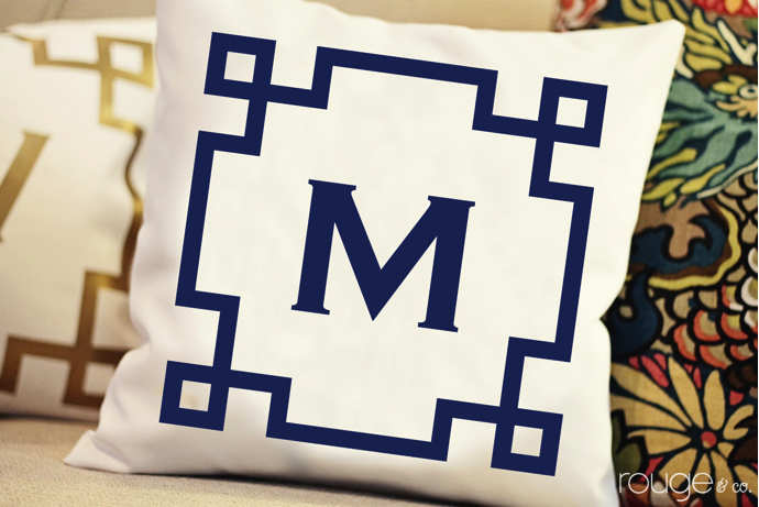 accessoires_coussin_monogramme_style_decor_decoration_preppy-classique-nautique-bcbg_ameublement_quebec_canada