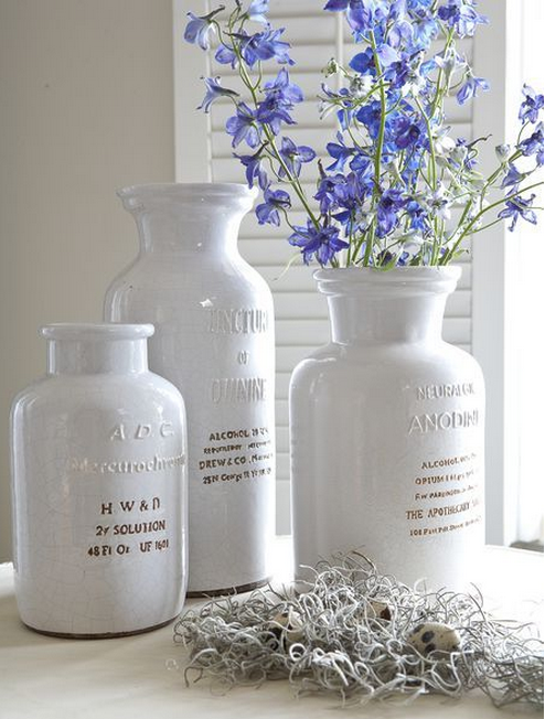 bouteilles-ceramique-bleu-blanc-style-provencal-idees-solutions-rangement-salle-de-bain-decoration-meubles-quebec-canada