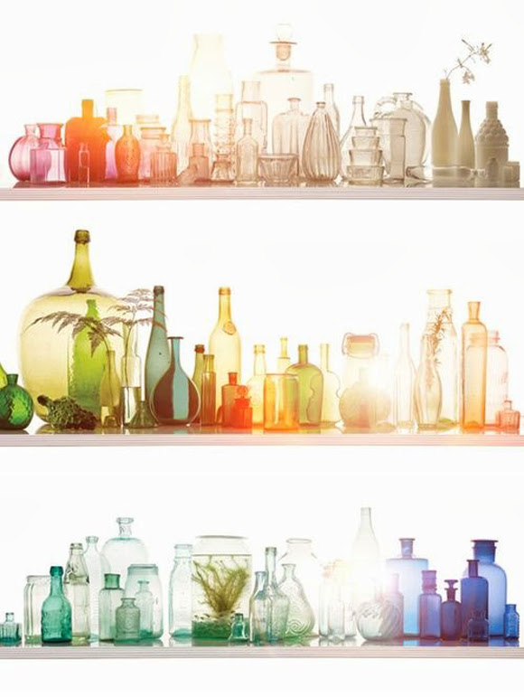 bouteilles-verre-colore-fenetre-idees-solutions-rangement-salle-de-bain-decoration-meubles-quebec-canada.png