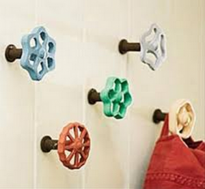 crochets-ludiques-rigolos-originaux-idees-solutions-rangement-salle-de-bain-decoration-meubles-quebec-canada